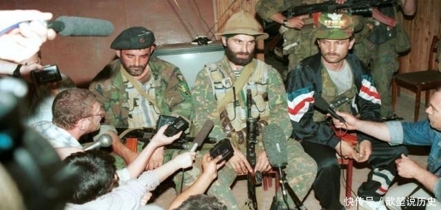 百姓|罪恶滔天的巴萨耶夫,沾满无辜百姓鲜血的刽子手,最终被天降正义