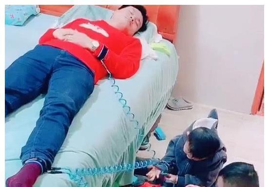 宝宝|“贪睡奶爸”带娃反被娃“揍”火了,被发现后三小只东逃西窜