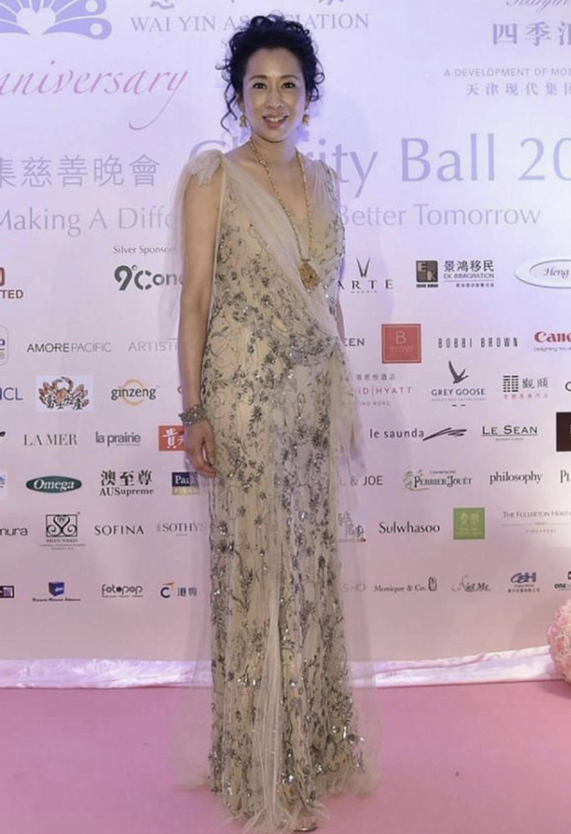 湖水蓝|朱玲玲的穿搭法则,大波浪卷发搭配无袖蕾丝裙亮相,62岁依然漂亮