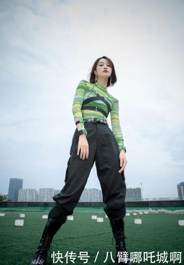 扔掉|扔掉你的阔腿裤吧!穿上就变矮土壮,哪里够这四款来的时髦显瘦