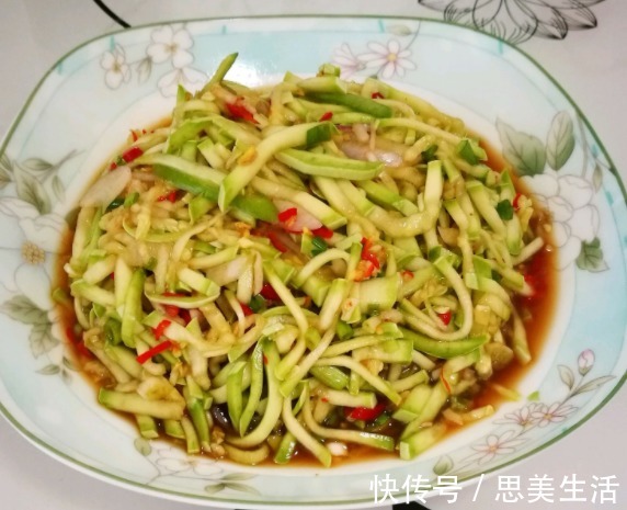 天热西葫芦|天热西葫芦别再炒着吃，教你一个新吃法，爽脆开胃又下饭，吃不腻