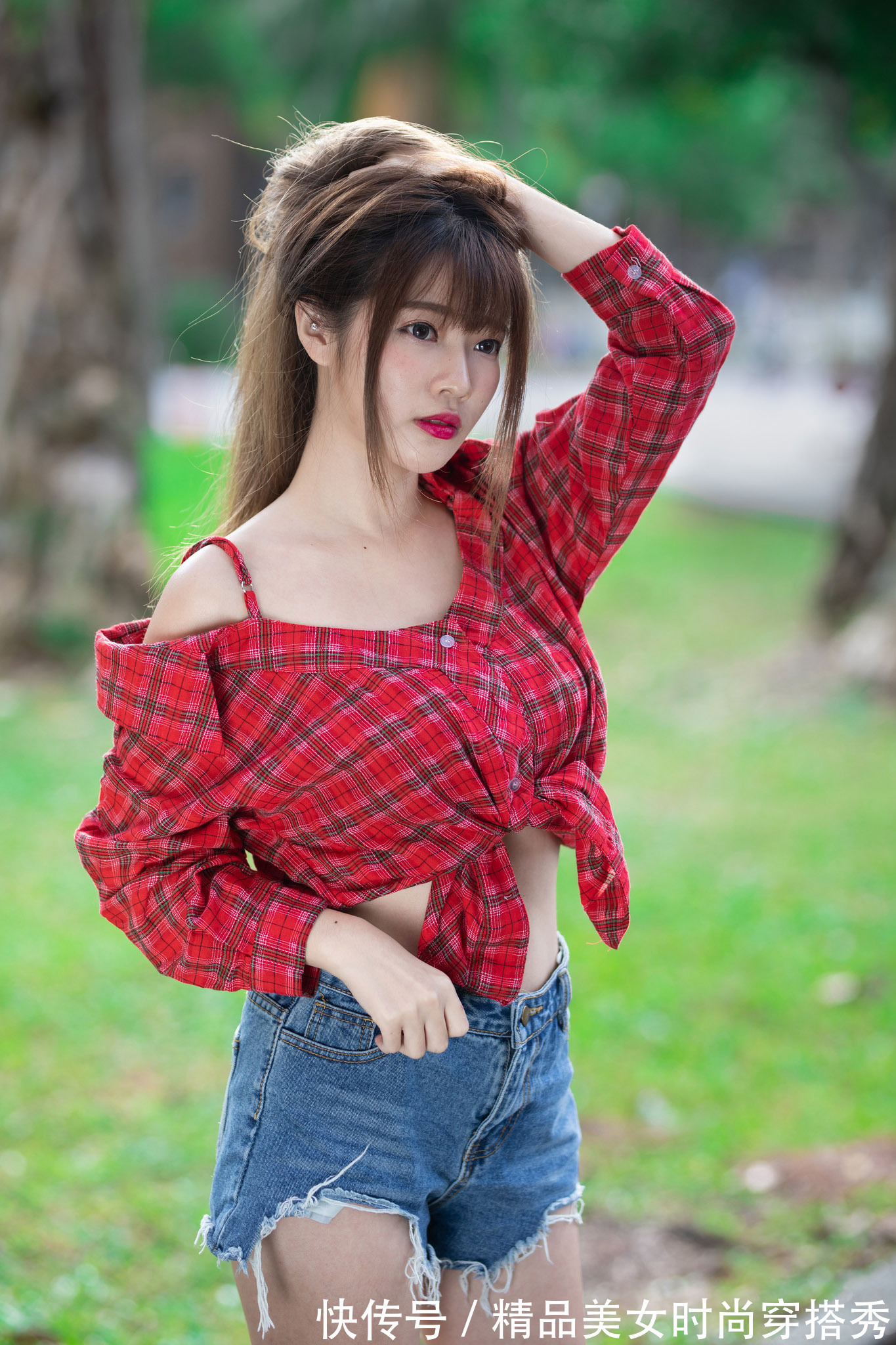 牛仔短裤 红色格子的上衣下搭一条高腰牛仔短裤，随性简约又个性十足