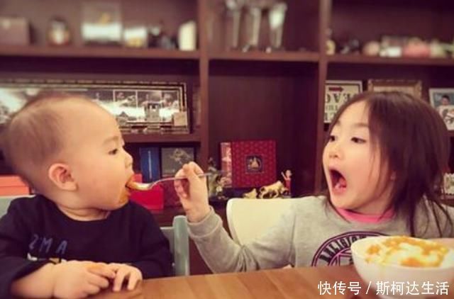 二胎|二胎家庭的姐姐喜欢“打弟弟”,原因可气又可笑,希望弟弟快长大