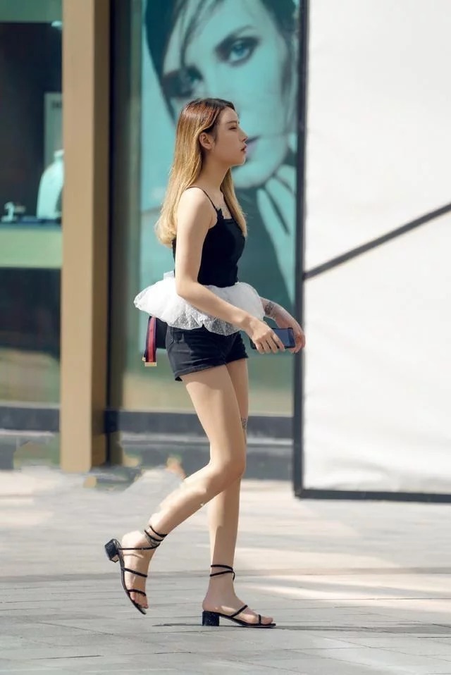 心动|街拍貌美如花的小姐姐,十足的气质,一举一动要让人心动