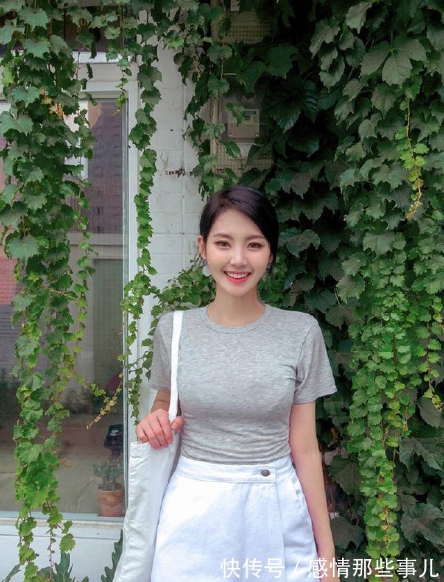 T恤 气质女人时尚穿搭，灰色T恤配白色牛仔，朴素整洁，富有魅力！
