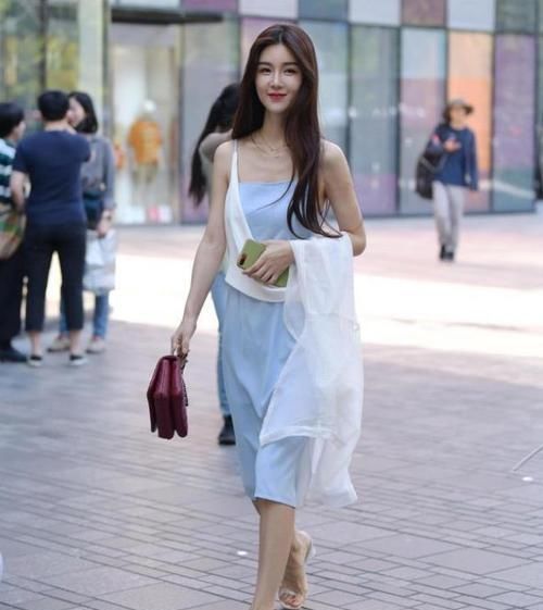 小姐姐|街拍小姐姐蓝色吊带连衣裙,还有着白色的装饰,简约中透着大气