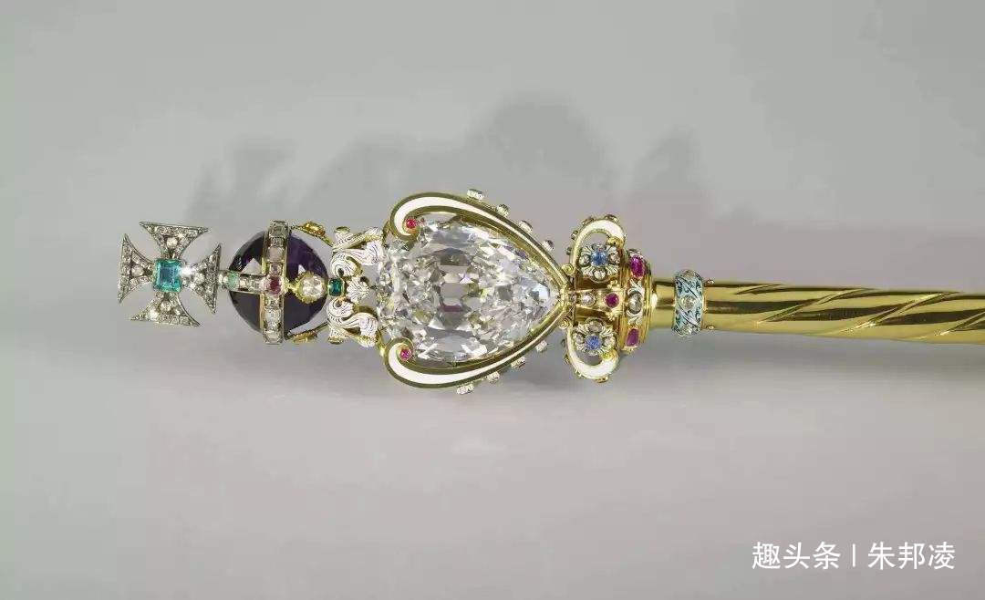 王冠 世界上最大的钻石重达3106克拉,加工成9粒大钻,价值75亿美元