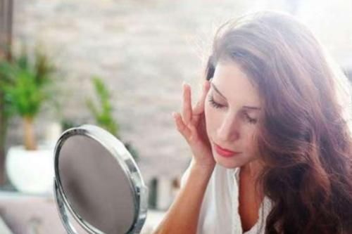 睡觉前的4个“救命”细节,只要坚持,皮肤变白,痘痘肌也会溜走