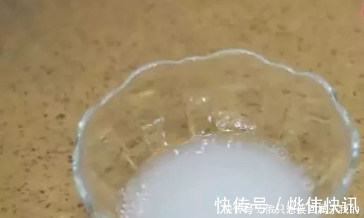 衣物|洗衣服时别只放洗衣液,多放一碗它,不用搓洗,衣服干净如新!