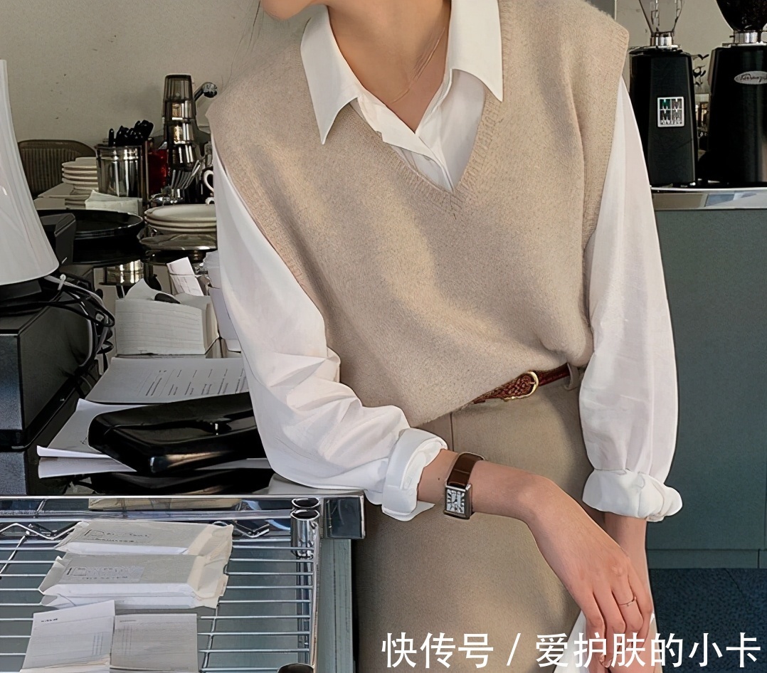 马甲|卫衣失宠了?2021秋冬流行穿“针织马甲”,单穿叠穿都美炸!