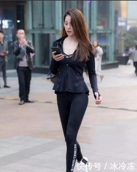 西装|路人街拍,小西装搭配个性时髦的毛边牛仔短裤,十分惹人注意