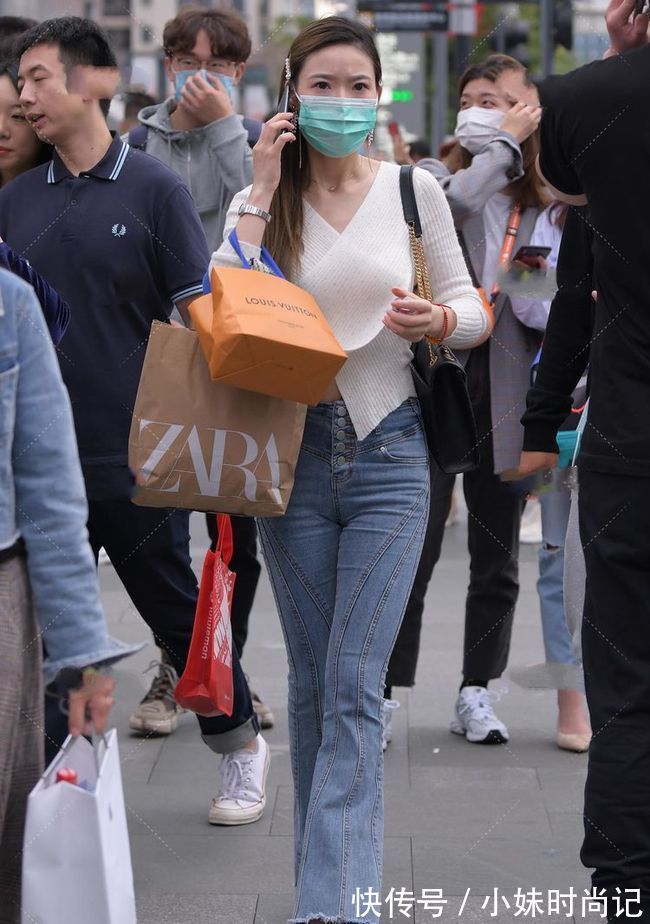 v领|白色针织V领服饰高端大气,珍珠流苏耳环也是非常奢华