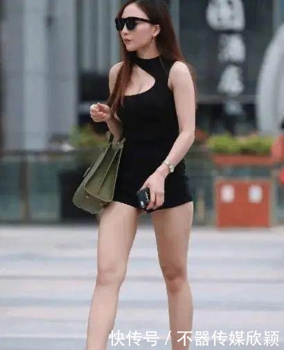 轻熟|走“轻熟风”的美女,黑色系穿搭彰显独特魅力,大长腿让人羡慕