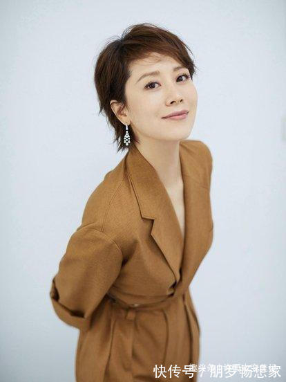 头发 到了45岁的家庭妇女，有白发的剪这5种发型，减龄还显气质