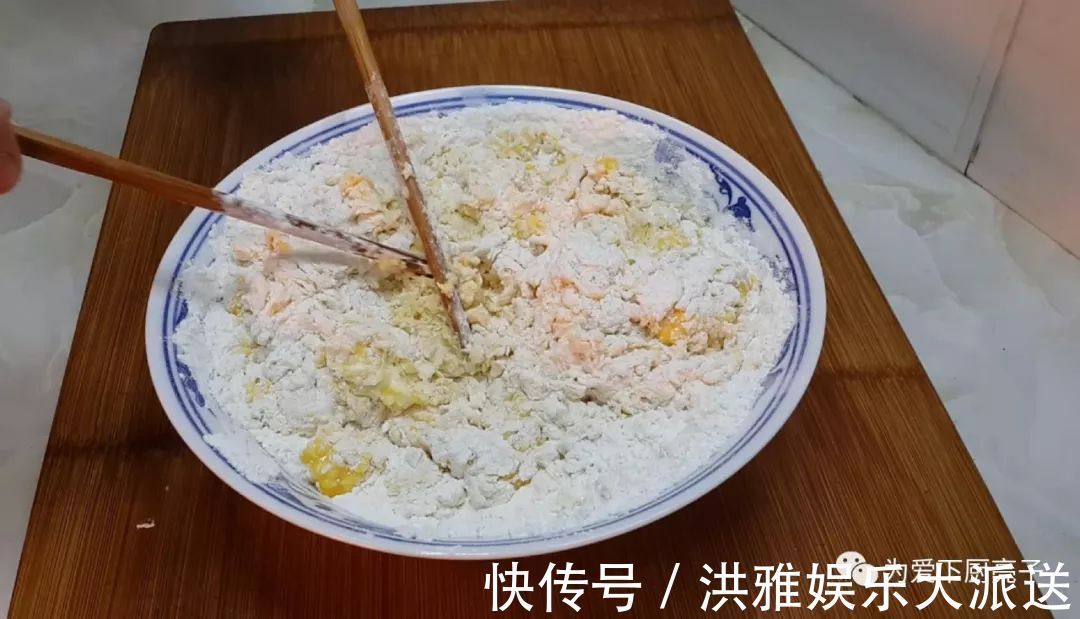 红枣|5个鸡蛋，1斤面粉，锅里一炒，做出创意小零食，比蛋糕好吃十倍