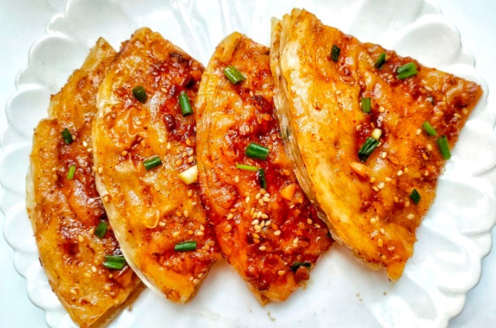 外面卖7元1斤的酱香饼自己在家做,外焦里嫩,真好吃