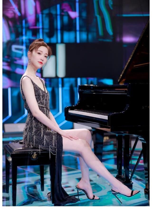 方俊|难怪江苏卫视女主持只有她《蒙面舞王2》张纯烨钢琴公主造型绝美