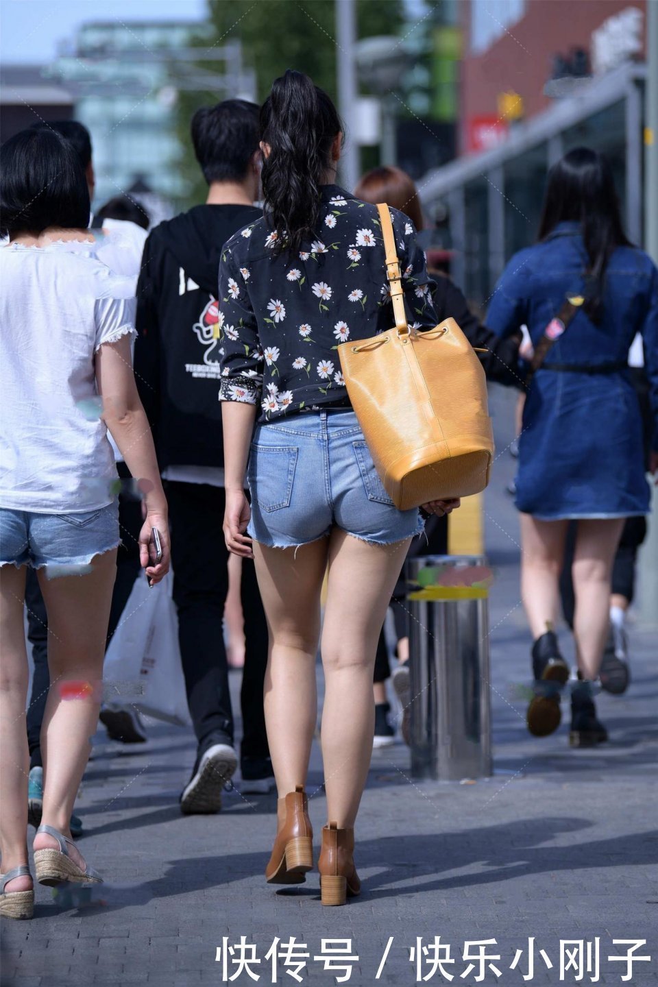 深蓝 浅色驼绒简洁T恤衫,搭配深蓝修身牛仔裤,突显潮流和雅致气息