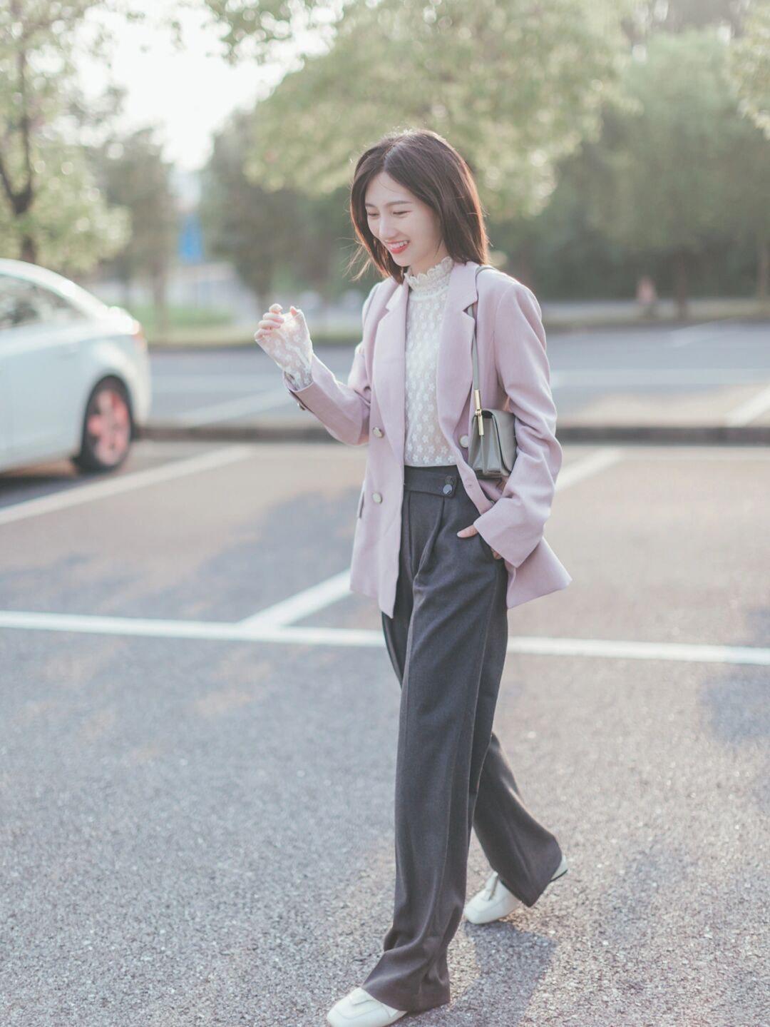 搭配|秋季通勤风怎么穿?白色长款大衣+牛仔裤,清新又时尚!