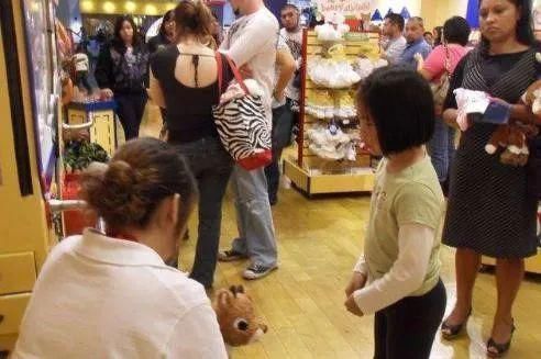 失控|“我不买了,妈妈别打了”,6岁女儿跪地求饶,失控的家长多可怕?