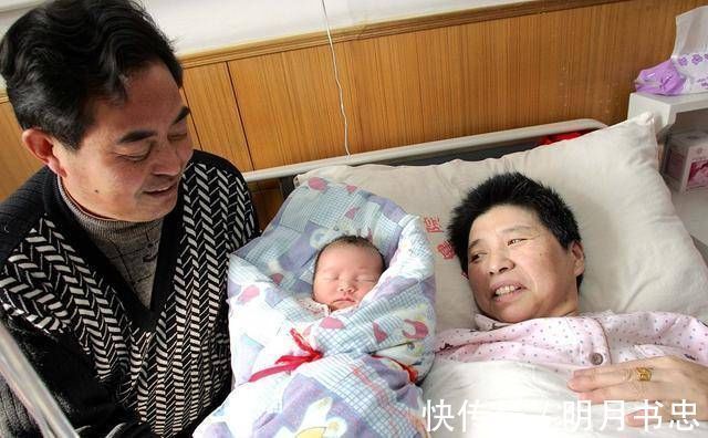 二孩儿|50岁妈妈和女儿同时怀孕,妈妈积极保胎,孕36周生下一名男婴