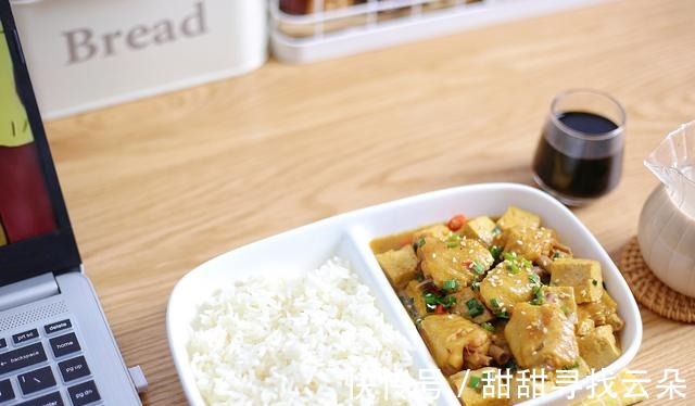 豆腐和鸡翅的奇妙搭配，味道香得不得了，好吃又下饭，你们也试试！