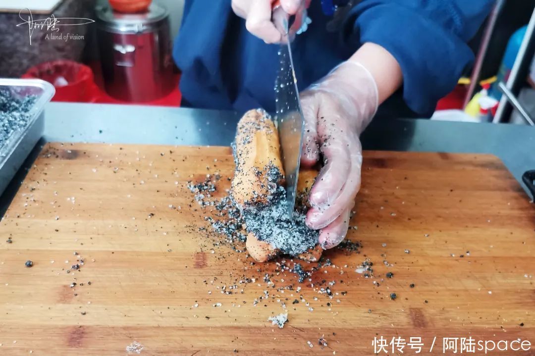 油条|这条非遗美食街上的“油条包麻糍”,不仅卖相好看,味道也不错