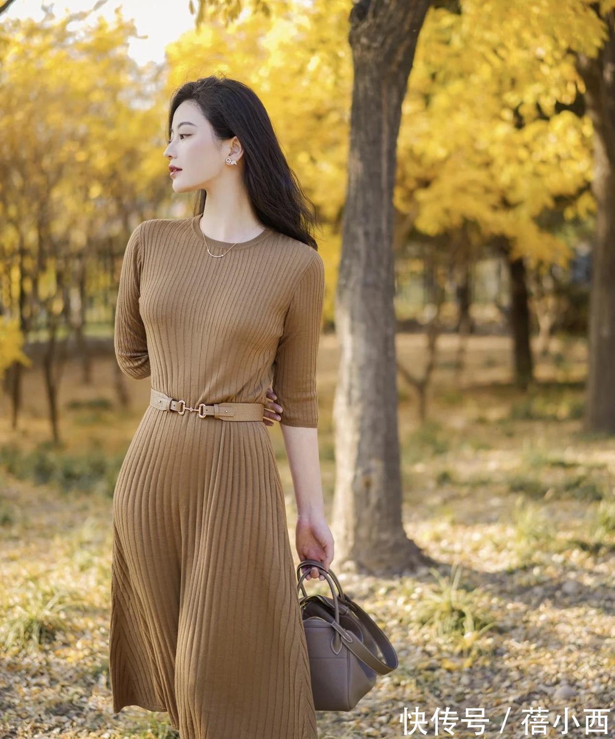 针织连衣裙|30岁的女人冬天怎样穿才优雅?首选“针织连衣裙”,高级感满满