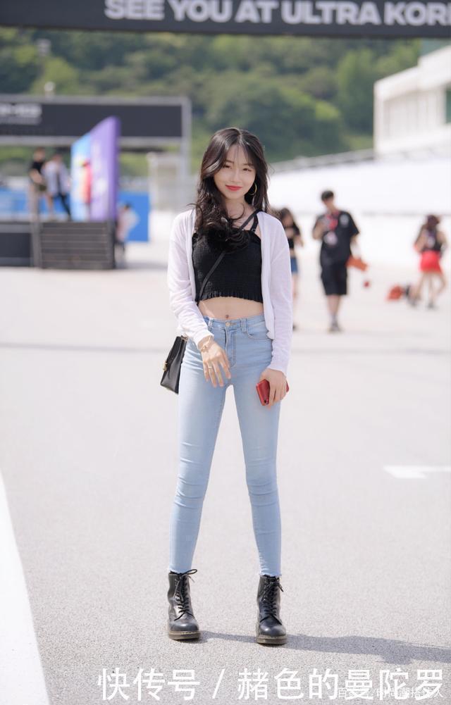 经典吊带背心搭配浅色牛仔，巧妙“藏肉，”微胖女生也能秀小蛮腰