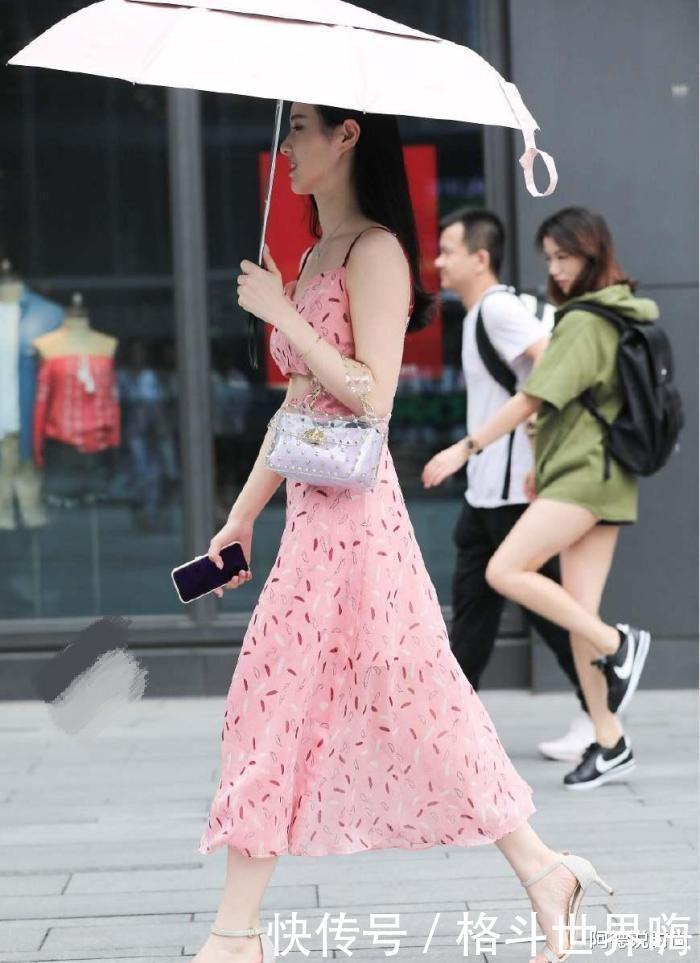 白皙|天生丽质的白皙皮肤,美女粉色的穿着很是少女风