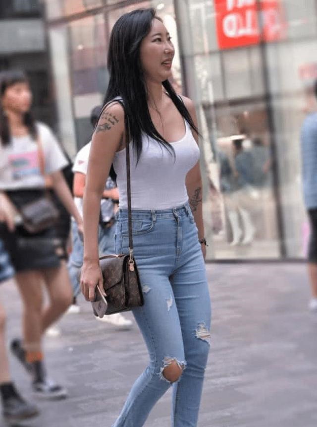 圆领 白色背心圆领搭配浅蓝色牛仔裤，精致时尚，大气端庄