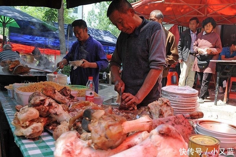 大骨头汤怎么熬又不腻? 只需要掌握这些技巧, 熬出来得汤白如牛奶, 营养又好喝