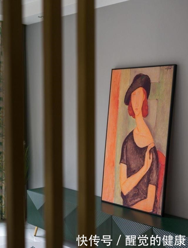 一进玄关就让人眼亮一眼,这套装修太漂亮了,清爽活泼还有点轻奢!