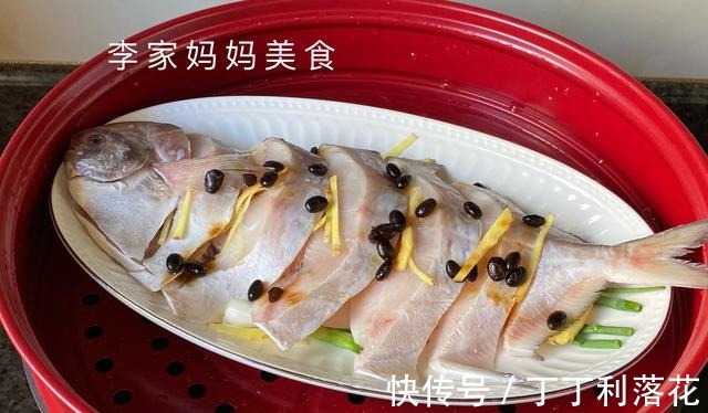 清蒸鱼时,最忌冷水下锅,掌握3个技巧,鱼肉鲜嫩无腥味,真鲜!