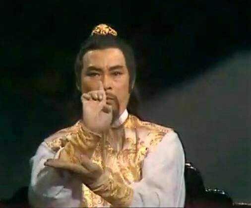 慕容龙城$天龙中,此人打败慕容龙城,完爆扫地僧,是百年一遇的武学天才