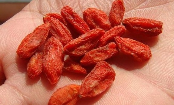 营养物质|晚上吃枸杞,胜过人参汤,教你2个方法,完全发挥枸杞最大功效