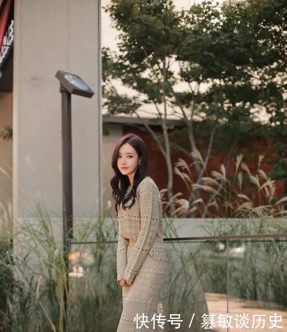 美图欣赏:孙允珠,午后麦穗色落叶粗针织及膝裙