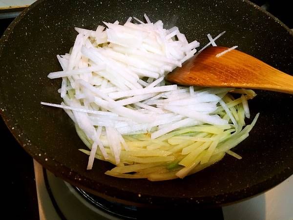  味道|像炒土豆丝一样,来炒白地瓜与土豆丝,熟悉的味道中,别有一番风味