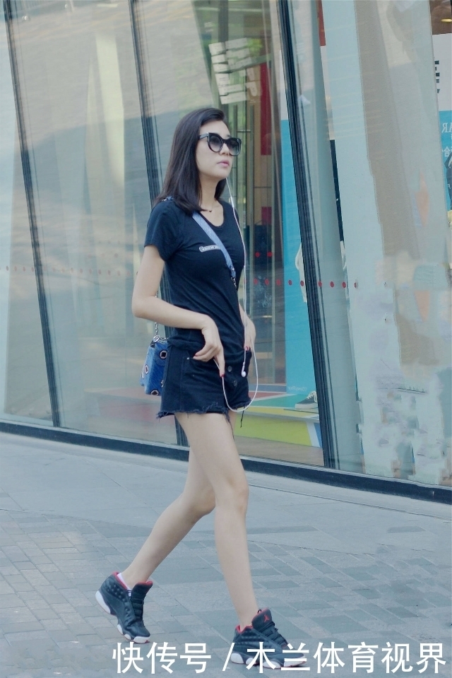 小姐姐卡其色休闲裤搭配白色开衫,格外的有魅力