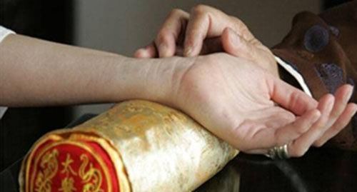 栀子|张仲景治上热中寒的小方子两味药,改善一边上火,一边脾虚