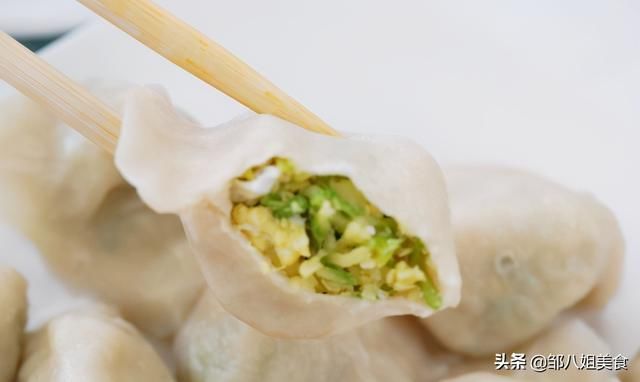 夏天|夏天包饺子，不用韭菜不用白菜，用这个菜拌馅，不放肉都鲜美好吃