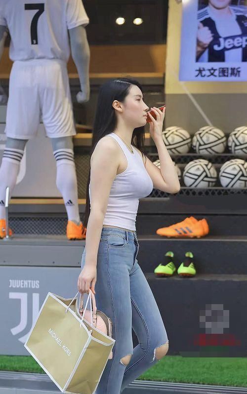 街拍窈窕女生身材让人羡慕,这就是潮女们喜欢健身的原因