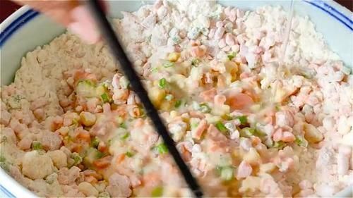 家里有面粉试试这样做,比馅饼简单,比包子好吃,我家一周做3次