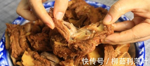 酱大骨头的家常做法,配料和做法毫无保留,肉香软烂特别解馋!