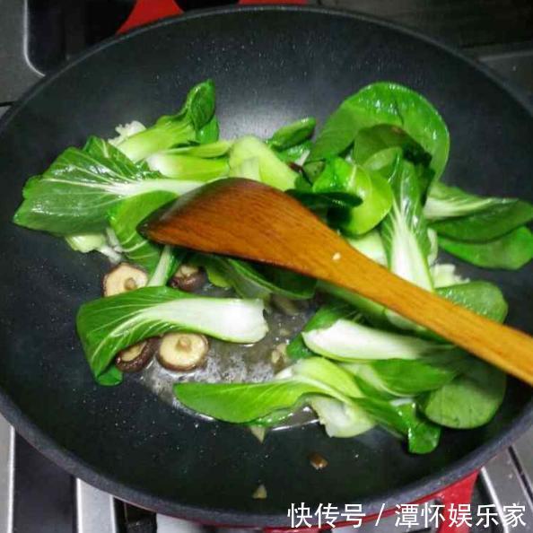 脆嫩|炒青菜，洗好直接下锅是大错！牢记4个技巧，翠绿又脆嫩，还入味