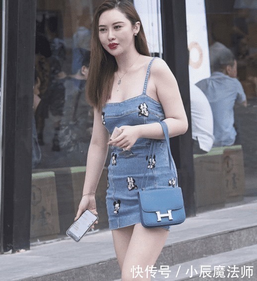 小姐姐的蓝色牛仔裙好可爱,笑容也是可爱妩媚,回头率超高的