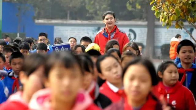 身高|初中“巨人女孩”走红,13岁身高超2米,网友:真是女版姚明