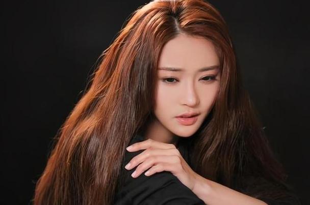 她瞒着丈夫参加《中国好声音》，走红后却称单身，下台就和丈夫离婚