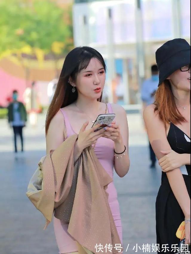 优雅|粉色吊带包臀裙的精巧穿搭,演绎她温婉优雅的女性之美