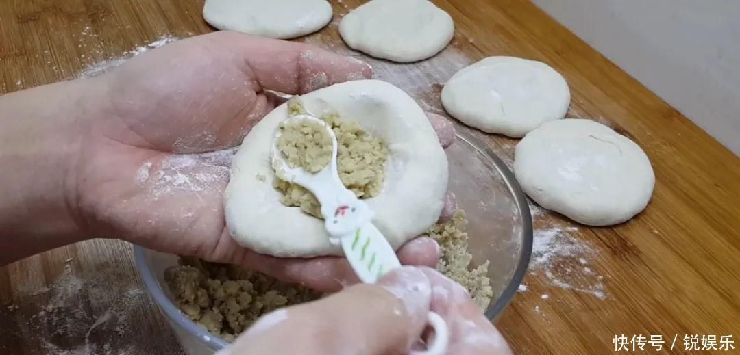 鸡蛋饼这样做太香了,教你懒人做法,鼓泡零失败,吃过就念念不忘